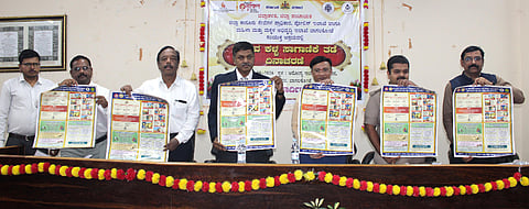 ಬಾಗಲಕೋಟೆ ಜಿಲ್ಲಾ ಆರೋಗ್ಯ ಇಲಾಖೆ ಸಭಾಭವನದಲ್ಲಿ ಶುಕ್ರವಾರ ಮಾನವ ಕಳ್ಳ ಸಾಗಾಣಿಕೆ ತಡೆ ದಿನಾಚರಣೆಯಲ್ಲಿ ಜಾಗೃತಿ ಪೋಸ್ಟರ್‌ಗಳನ್ನು ಜಿಲ್ಲಾಽಕಾರಿ ಸಂಗಪ್ಪ ಬಿಡುಗಡೆ ಮಾಡಿದರು. ಜಿಲ್ಲಾ ಕಾನೂನು ಸೇವೆಗಳ ಪ್ರಾಽಕಾರದ ಸದಸ್ಯ ಕಾರ್ಯದರ್ಶಿ ಚಂದ್ರಶೇಖರ ದಿಡ್ಡಿ, ಜಿಪಂ ಉಪ ಕಾರ್ಯದರ್ಶಿ ಎನ್.ವೈ.ಬಸರಿಗಿಡದ, ಡಿಎಚ್‌ಒ ಡಾ.ರಾಜಕುಮಾರ ಯರಗಲ್ಲ ಇತರರು ಇದ್ದರು.