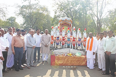  ಬಾಗಲಕೋಟೆ ಜಿಲ್ಲಾಡಳಿತ ಭವನದ ಆವರಣದಲ್ಲಿ ಬುಧವಾರ ಶಿವಯೋಗಿ ಸಿದ್ಧರಾಮೇಶ್ವರ ಭಾವಚಿತ್ರದ ಮೆರವಣಿಗೆಗೆ ಪಿ.ಎಚ್. ಪೂಜಾರ ಚಾಲನೆ ನೀಡಿದರು. ಎಡಿಸಿ ಅಶೋಕ ತೇಲಿ, ಸಮುದಾಯದ ಮುಖಂಡ ಅಶೋಕ ಲಿಂಬಾವಳಿ ಮತ್ತಿತರರು ಇದ್ದರು.