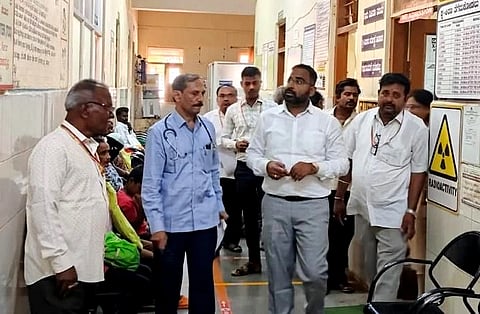 ಬಾದಾಮಿ ತಾಲೂಕಿನ ಕೆರೂರ ಪಟ್ಟಣದ ಸಮುದಾಯ ಆರೋಗ್ಯ ಕೇಂದ್ರಕ್ಕೆ ಮಂಗಳವಾರ ಜಿಪಂ ಸಿಇಒ ಗಜಾನನ ಬಾಲೆ ಭೇಟಿ ನೀಡಿ, ಆರೋಗ್ಯ ಸೇವೆ ಪರಿಶೀಲಿಸಿದರು.