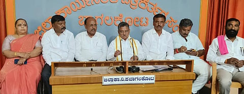 ಬಾಗಲಕೋಟೆ ನಗರದಲ್ಲಿ ಭಾನುವಾರ ರಾಜ್ಯ ವಾಲ್ಮೀಕಿ ಸಮಾಜದ ಸಮಾನ ಮನಸ್ಕರ ವೇದಿಕೆ ಅಧ್ಯಕ್ಷ ವಿ.ಎಸ್.ಉಗ್ರಪ್ಪ ಮಾತನಾಡಿದರು. ದ್ಯಾಮಣ್ಣ ಗಾಳಿ, ಸರಸಿಂಹಯ್ಯ, ವೆಂಕಟೇಶ ನಾಯಕ್ ಮತ್ತಿತರರು ಇದ್ದರು.