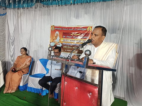 ಬಾಗಲಕೋಟೆ ನವನಗರ ಸೆಕ್ಟರ್ ನಂ. ೩೩ರಲ್ಲಿ ಈಚೆಗೆ ನಡೆದ ದೇವರ ದಾಸಿಮಯ್ಯ ವಚನಗಳ ಮಾಸಿಕ ಚಿಂತನಗೋಷ್ಠಿಯಲ್ಲಿ ಪ್ರದೀಪ ಗುರೂಜಿ ಮಾತನಾಡಿದರು.