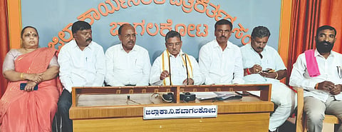 ಬಾಗಲಕೋಟೆ ನಗರದಲ್ಲಿ ಭಾನುವಾರ ರಾಜ್ಯ ವಾಲ್ಮೀಕಿ ಸಮಾಜದ ಸಮಾನ ಮನಸ್ಕರ ವೇದಿಕೆ ಅಧ್ಯಕ್ಷ ವಿ.ಎಸ್. ಉಗ್ರಪ್ಪ ಮಾತನಾಡಿದರು. ದ್ಯಾಮಣ್ಣ ಗಾಳಿ, ನರಸಿಂಹಯ್ಯ, ವೆಂಕಟೇಶ ನಾಯಕ್ ಮತ್ತಿತರರು ಇದ್ದರು.