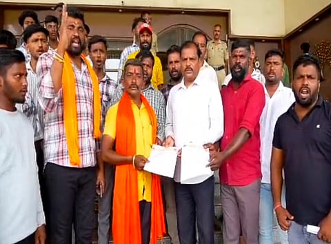 ಬಾಗಲಕೋಟೆ ನಗರದಲ್ಲಿ ಜಿಲ್ಲಾಡಳಿತ ಭವನದ ಎದುರು ಶ್ರೀರಾಮಸೇನೆ ಕಾರ್ಯಕರ್ತರು ಶಿಕ್ಷಣ ಸಂಸ್ಥೆಗಳಲ್ಲಿ ಹಿಜಾಬ್‌ಗೆ ಅವಕಾಶ ನೀಡಿರುವ ರಾಜ್ಯ ಕಾಂಗ್ರೆಸ್ ಸರ್ಕಾರದ ನಿರ್ಧಾರ ಖಂಡಿಸಿ ಪ್ರತಿಭಟನೆ ನಡೆಸಿ, ಜಿಲ್ಲಾಡಳಿತದ ಮೂಲಕ ಸರ್ಕಾರಕ್ಕೆ ಮನವಿ ಸಲ್ಲಿಸಿ, ಆಗ್ರಹಿಸಿದರು.