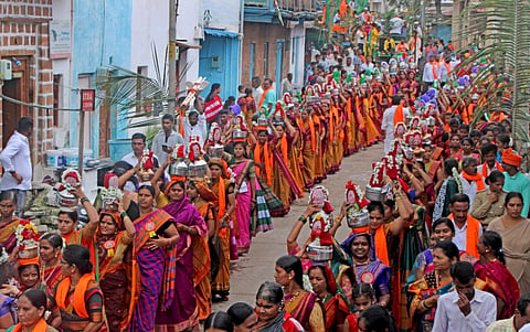 ಬಾಗಲಕೋಟೆ ನಗರದಲ್ಲಿ ಶುಕ್ರವಾರ ಮಲ್ಲಾಪುರದ ಮಲ್ಲಿಕಾರ್ಜುನ ದೇವಸ್ಥಾನದಲ್ಲಿ ಪ್ರತಿಷ್ಠಾಪನೆ ಮಾಡಲಿರುವ ಸಾಕ್ಷಿ ಗಣಪತಿ ಬ್ಯಾಳಿ ಬಸವಣ್ಣ ಮೂರ್ತಿಗಳ ಮೆರವಣಿಗೆಯಲ್ಲಿ ಮಹಿಳೆಯರು ಕುಂಭಹೊತ್ತು ಸಾಗಿದರು.
