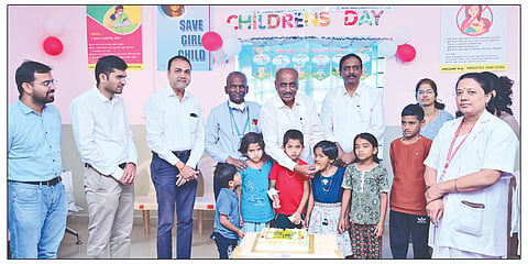  ಬಾಗಲಕೋಟೆ ನಗರದ ಎಸ್. ನಿಜಲಿಂಗಪ್ಪ ಮೆಡಿಕಲ್ ಕಾಲೇಜಿನ ಚಿಕ್ಕಮಕ್ಕಳ ವಿಭಾಗದಲ್ಲಿ ಶುಕ್ರವಾರ ಆಸ್ಪತ್ರೆಯಲ್ಲಿ ಬಿವಿವಿ ಸಂಘದ ವೈದ್ಯಕೀಯ ಕಾಲೇಜುಗಳ ಆಡಳಿತ ಮಂಡಳಿ ಕಾರ್ಯಾಧ್ಯಕ್ಷ ಅಶೋಕ ಎಂ. ಸಜ್ಜನ (ಬೇವೂರ) ಚಿಕಿತ್ಸೆ ಪಡೆಯುತ್ತಿರುವ ಮಕ್ಕಳಿಗೆ ಸಿಹಿ ಮತ್ತು ಹಣ್ಣು ವಿತರಿಸಿದರು. ವೈದ್ಯಕೀಯ ಅಧೀಕ್ಷಕ ಡಾ. ಶ್ರೀರಾಮ ಕೋರಾ, ಚಿಕ್ಕಮಕ್ಕಳ ವಿಭಾಗದ ಮುಖ್ಯಸ್ಥ ಡಾ. ಅಶೋಕ ಬಡಕಲಿ, ಚಿಕ್ಕಮಕ್ಕಳ ತಜ್ಞ ವೈದ್ಯರಾದ ಡಾ. ರಮೇಶ ಪೋಳ ಇದ್ದರು.