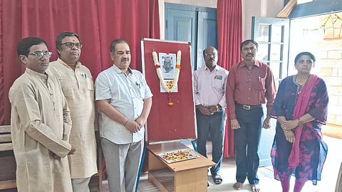  ಬಾಗಲಕೋಟೆ ಬಿವಿವಿ ಸಂಘದ ಕಲಾ ಮಹಾವಿದ್ಯಾಲಯದಲ್ಲಿ ಶನಿವಾರ ನಡೆದ ಸಾಲುಮರದ ತಿಮ್ಮಕ್ಕ ಅವರ ಸಂತಾಪ ಸೂಚಕ ಸಭೆಯಲ್ಲಿ ಅವರ ಭಾವಚಿತ್ರಕ್ಕೆ ಪುಷ್ಪ ನಮನ ಸಲ್ಲಿಸಲಾಯಿತು. ಡಾ. ಆರ್. ನಾಗರಾಜ್, ಎಸ್.ಆರ್. ಮೂಗನೂರಮಠ, ಡಾ. ಎಂ.ಎಚ್. ವಡ್ಡರ್, ಡಾ. ಅಪ್ಪು ರಾಥೋಡ್ ಇದ್ದರು.