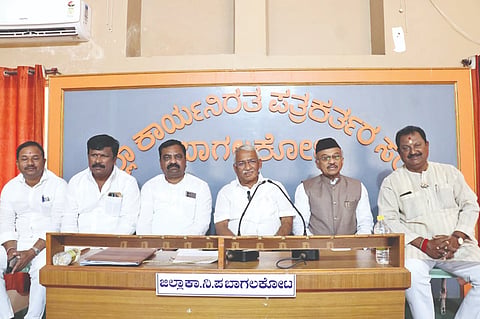 ಬಾಗಲಕೋಟೆಯಲ್ಲಿ ಗುರುವಾರ ಸುದ್ದಿಗೋಷ್ಠಿಯಲ್ಲಿ ಸಚಿವ ಆರ್.ಬಿ. ತಿಮ್ಮಾಪೂರ ಮಾತನಾಡಿದರು. ಕಾಂಗ್ರೆಸ್ ಜಿಲ್ಲಾಧ್ಯಕ್ಷ ಎಸ್.ಜಿ. ನಂಜಯ್ಯನಮಠ ಮತ್ತಿತರರಿದ್ದರು.