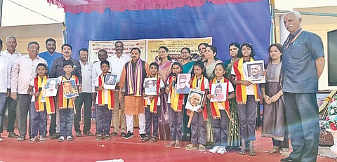  ಬಾಗಲಕೋಟೆಯ ಬಿಟಿಡಿಎ ಆವರಣದಲ್ಲಿ ಇರುವ ಪಿಎಂಶ್ರೀ ಸರ್ಕಾರಿ ಮಾದರಿ ಪ್ರಾಥಮಿಕ ಶಾಲೆ ನಂಬರ 16 ರಲ್ಲಿ ಶುಕ್ರವಾರ ಜರುಗಿದ ಮಕ್ಕಳ ದಿನೋತ್ಸವ ಸಂಭ್ರಮದಲ್ಲಿ ಮಕ್ಕಳು ಕರ್ನಾಟಕದ ಜ್ಞಾನಪೀಠ ಪುರಸ್ಕೃತರ ಭಾವಚಿತ್ರ ಪ್ರದರ್ಶಿಸಿದರು. ರಾಜ್ಯಸಭಾ ಸದಸ್ಯ ನಾರಾಯಣಸಾ ಭಾಂಡಗೆ, ಶಾಲೆಯ ಸಿಬ್ಬಂದಿ ಇದ್ದರು.