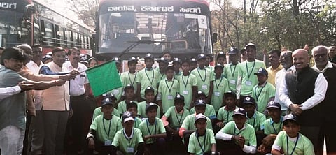 ಬಾಗಲಕೋಟೆ ಜಿಲ್ಲೆಯ ಪರಿಶಿಷ್ಟ ಜಾತಿ ಮತ್ತು ಪಂಗಡದ ವಿದ್ಯಾರ್ಥಿಗಳಿಗೆ ಹಮ್ಮಿಕೊಂಡಿರುವ ಕರ್ನಾಟಕ ದರ್ಶನ ಪ್ರವಾಸಕ್ಕೆ ಭಾನುವಾರ ಜಿಲ್ಲಾಧಿಕಾರಿ ಚಾಲನೆ ನೀಡಿದರು. ಅಪರ ಜಿಲ್ಲಾಧಿಕಾರಿ ಅಶೋಕ ತೇಲಿ ಸೇರಿ ಶಿಕ್ಷಣ ಇಲಾಖೆಯ ಅಧಿಕಾರಿಗಳು ಇದ್ದರು.