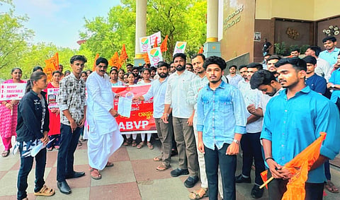 ಬಾಗಲಕೋಟೆ ನಗರದ ಜಿಲ್ಲಾಡಳಿತ ಭವನ ಎದುರು ಎಬಿವಿಪಿ ನೇತೃತ್ವದಲ್ಲಿ ವಿದ್ಯಾರ್ಥಿಗಳು ಶುಕ್ರವಾರ ಪ್ರತಿಭಟನೆ ನಡೆಸಿ ಸಂಸದ ಪಿ.ಸಿ.ಗದ್ದಿಗೌಡರ ಅವರಿಗೆ ಮನವಿ ಸಲ್ಲಿಸಿದರು. ಎಬಿವಿಪಿ ವಿಭಾಗ ಸಂಚಾಲಕ ಪ್ರಥಮೇಶ ವಾಘಮೋಡೆ, ಜಿಲ್ಲಾ ಸಂಚಾಲಕ ವಿಪುಲ್ ಪೇಟಕರ, ರವಿ ದಂಡಗಿ, ಸುಮಾ, ತರುಣ ಇದ್ದರು. 