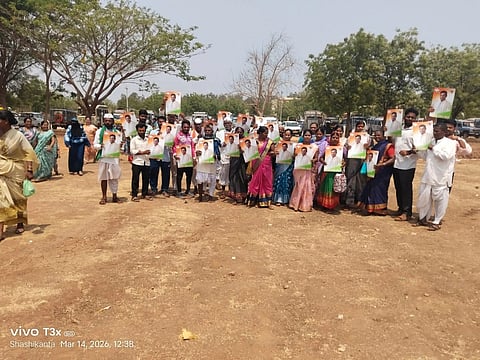  ಬಾಗಲಕೋಟೆ ನಗರದಲ್ಲಿ ಶನಿವಾರ ವಿವಿಧ ಅಭಿವೃದ್ಧಿ ಕಾರ್ಯಕ್ರಮದಲ್ಲಿ ಉಮೇಶ ಮೇಟಿ ಪರ ಫೋಟೋ ಪ್ರದರ್ಶಿಸಿದ ಕಾರ್ಯಕರ್ತರು.