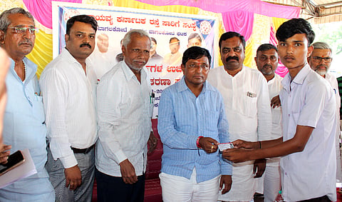 ಬಾಗಲಕೋಟೆ ಹಳೆ ಬಸ್ ನಿಲ್ದಾಣದಲ್ಲಿ ವಾಯವ್ಯ ಕರ್ನಾಟಕ ರಸ್ತೆ ಸಾರಿಗೆ ಸಂಸ್ಥೆ ವತಿಯಿಂದ ಸೋಮವಾರ ಹಮ್ಮಿಕೊಂಡಿದ್ದ ಉಚಿತ ಬಸ್‌ಪಾಸ್ ವಿತರಣಾ ಕಾರ್ಯಕ್ರಮದಲ್ಲಿ ವಿದ್ಯಾರ್ಥಿಗಳಿಗೆ ಉಚಿತ ಬಸ್‌ಪಾಸ್ ಶಾಸಕ ಉಮೇಶ ಮೇಟಿ ವಿತರಿಸಿದರು. ಬುಡಾದ ಅಧ್ಯಕ್ಷ ಅಬ್ದುಲ್‌ರಜಾಕ ಬೇನೂರ, ತಹಸೀಲ್ದಾರ ವಾಸುದೇವ ಸ್ವಾಮಿ, ವಾ.ಕ.ರ.ಸಾ,ಸಂಸ್ಥೆಯ ವಿಭಾಗೀಯ ನಿಯಂತ್ರಣಾಽಕಾರಿ ಎನ್.ಟಿ.ಪಾಟೀಲ, ತಾಲೂಕಾ ಮಟ್ಟದ ಗ್ಯಾರಂಟಿ ಯೋಜನೆ ಅನುಷ್ಠಾನ ಸಮಿತಿಯ ಅಧ್ಯಕ್ಷ ಎಸ್.ಎಂ.ರಾAಪುರ ಇದ್ದರು. 