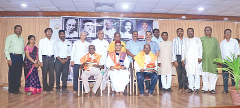 ಬಾಗಲಕೋಟೆ ಬಿವಿವಿ ಸಂಘದ ನೂತನ ಸಭಾ ಭವನದಲ್ಲಿ ಗುರುವಾರ ನಡೆದ ಮಧುರಚೆನ್ನ ಅನುಭಾವಿಯೊಂದಿಗೆ ಅನುಸಂಧಾನ ಏಕವ್ಯಕ್ತಿ ನಾಟಕ ಪ್ರದರ್ಶನ ಸಮಾರಂಭದಲ್ಲಿ ಏಕವ್ಯಕ್ತಿ ನಾಟಕ ಪ್ರದರ್ಶನ ನೀಡಿದ ಜಗದೇವ ಗಲಗಲಿ, ಬಿ.ಆರ್. ಬಸಸೋಡೆ, ಹಾಗೂ ಮಧುರ ಚೆನ್ನ ನಾಟಕ ರಚಸಿ ನಿರ್ದೇಶಿಸಿದ ರಂಗಕರ್ಮಿ ಗಣೇಶ ಅಮೀನಗಡ ಅವರನ್ನು ಸನ್ಮಾನಿಸಲಾಯಿತು.