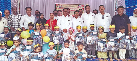 ಬಾಗಲಕೋಟೆ ನವನಗರದ ಸರ್ಕಾರಿ ಉರ್ದು ಗಂಡು ಮಕ್ಕಳ ಮಾದರಿ ಶಾಲೆಯಲ್ಲಿ ನೂತನವಾಗಿ ಆರಂಭಗೊಂಡ ಪೂರ್ವ ಪ್ರಾಥಮಿಕ ತರಗತಿಗಳಿಗೆ ಶಾಸಕ ಉಮೇಶ ಮೇಟಿ ಚಾಲನೆ ನೀಡಿ, ಮಕ್ಕಳಿಗೆ ಉಚಿತ ಸಮವಸ್ತ್ರ, ಬ್ಯಾಗ್ ವಿತರಿಸಿದರು. ಮುಖ್ಯೋಪಾಧ್ಯಾಯ ನಜೀರಅಹ್ಮದ ಕಲಾದಗಿ, ಎಸ್‌ಡಿಎಂಸಿ ಅಧ್ಯಕ್ಷ ಮಹ್ಮದ ರಫೀಕ ಟಕ್ಕಳಕಿ, ಹಾರೂನರಶೀದ್ ಸೌದಾಗರ, ಪ್ರಕಾಶ ಪಾಟೀಲ, ಐ.ಡಿ.ಅತ್ತಾರ ಮತ್ತಿತರರಿದ್ದರು