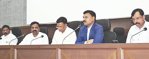  ಬಾಗಲಕೋಟೆ ಜಿಪಂ ಸಭಾಭವನದಲ್ಲಿ ಮಂಗಳವಾರ ನಡೆದ ಜಿಲ್ಲಾ ಮಟ್ಟದ ಗ್ಯಾರಂಟಿ ಯೋಜನೆಗಳ ಉತ್ಸವ ಕುರಿತ ಸಭೆಯಲ್ಲಿ ಜಿಪಂ ಸಿಇಒ ಶಶಿಧರ ಕುರೇರ ಮಾತನಾಡಿದರು. ಜಿಲ್ಲಾಧಿಕಾರಿ ಸಂಗಪ್ಪ, ಯೋಜನೆ ಅನುಷ್ಠಾನದ ಜಿಲ್ಲಾ ಅಧ್ಯಕ್ಷ ಅನೀಲಕುಮಾರ ದಡ್ಡಿ, ಜಿಪಂ ಉಪಕಾರ್ಯದರ್ಶಿ ಎನ್.ವೈ.ಬಸರಿಗಿಡದ ಇದ್ದರು.