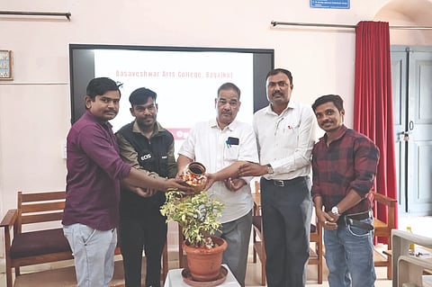 ಬಾಗಲಕೋಟೆ ಬಸವೇಶ್ವರ ಕಲಾ ಮಹಾವಿದ್ಯಾಲಯದಲ್ಲಿ ಮಂಗಳವಾರ ನಡೆದ ಕ್ಯಾಮರಾ ಆಪರೇಟಿಂಗ್ ಕಾರ್ಯಾಗಾರವನ್ನು ಕೆನಾನ್ ಇಂಡಿಯಾದ ತಾಂತ್ರಿಕ ನಿರ್ವಾಹಕ ಎಸ್. ವೇಲ್ ಮುರುಗನ್ ಉದ್ಘಾಟಿಸಿದರು. ಪ್ರಾ. ಎಸ್.ಆರ್. ಮೂಗನೂರಮಠ, ಐ.ಬಿ.ಚಿಕ್ಕಮಠ ಮತ್ತಿತರರಿದ್ದರು.
