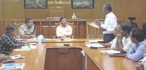 ಬಾಗಲಕೋಟೆ ಜಿಲ್ಲೆಯಲ್ಲಿ ಜಿಲ್ಲಾಧಿಕಾರಿ ಸಂಗಪ್ಪ ಅಧ್ಯಕ್ಷತೆಯಲ್ಲಿ ನೀಟ್ ಪರೀಕ್ಷೆ ಪೂರ್ವ ಸಿದ್ಧತಾ ಸಭೆ ಬುಧವಾರ ನಡೆಯಿತು. ಜಿಲ್ಲಾ ಪೊಲೀಸ್ ವರಿಷ್ಠಾಽಕಾರಿ ಸಿದ್ಧಾರ್ಥ ಗೋಯಲ್, ಸರ್ಕಾರಿ ಪಾಲಿಟೆಕ್ನಿಕ್ ಕಾಲೇಜಿನ ಪ್ರಾಚಾರ್ಯ ಪ್ರಭಾಕರ ಪಾಟೀಲ, ಶಾಲಾ ಶಿಕ್ಷಣ ಇಲಾಖೆ ಉಪನಿರ್ದೇಶಕ ಎ.ಸಿ.ಮನ್ನಿಕೇರಿ ಇತರರಿದ್ದರು.