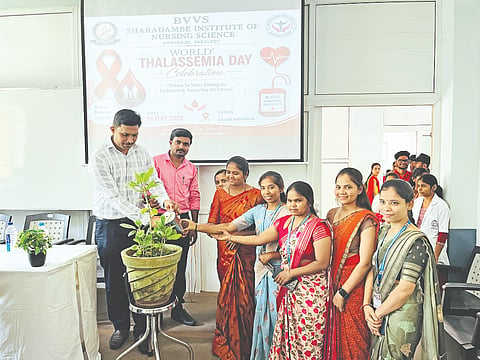 ಬಾಗಲಕೋಟೆ ಬಿವಿವಿ ಸಂಘದ ಶಾರದಾಂಬೆ ನರ್ಸಿಂಗ್ ಕಾಲೇಜಿನಲ್ಲಿ ಶನಿವಾರ ಹಮ್ಮಿಕೊಂಡಿದ್ದ ವಿಶ್ವ ಥಲಸ್ಸೆಮಿಯಾ ದಿನಾಚರಣೆಯನ್ನು ಪ್ರಾಂಶುಪಾಲ ಡಾ.ಪ್ರವೀಣ ಪಾಟೀಲ ಚಾಲನೆ ನೀಡಿದರು. ಸವಿತಾ ಅಂಗಡಿ, ಸುಷ್ಮಾ ಗುಂಡನಪಳ್ಳೆ, ನರ್ಸಿಂಗ್ ಕಾಲೇಜಿನ ವಿದ್ಯಾರ್ಥಿನಿಯರು ಇದ್ದರು.