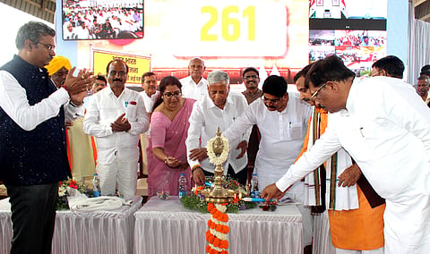 ಬಾಗಲಕೋಟೆ ಜಿಲ್ಲೆ ಬಾದಾಮಿ ಪುನರಾಭಿವೃದ್ಧಿಗೊಂಡ ರೈಲ್ವೆ ನಿಲ್ದಾಣದ ಉದ್ಘಾಟನೆಯಲ್ಲಿ ಕೇಂದ್ರ ರೈಲ್ವೆ ಇಲಾಖೆ ರಾಜ್ಯ ಸಚಿವ ವಿ.ಸೋಮಣ್ಣ ಅವರು ಶುಕ್ರವಾರ ಜ್ಯೋತಿ ಬೆಳಗಿಸಿ ಚಾಲನೆ ನೀಡಿದರು.