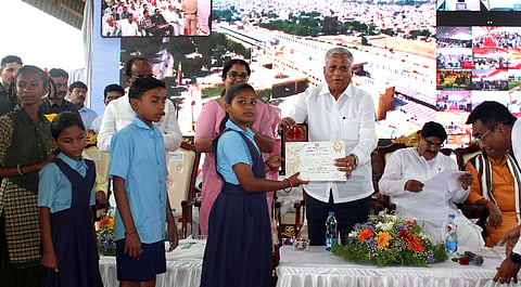 ಬಾಗಲಕೋಟೆ ಜಿಲ್ಲೆ ಬಾದಾಮಿಯಲ್ಲಿ ಪುನರಾಭಿವೃದ್ಧಿಗೊಂಡ ರೈಲು ನಿಲ್ದಾಣದ ಉದ್ಘಾಟನಾ ಕಾರ್ಯಕ್ರಮದಲ್ಲಿ ಸರ್ಕಾರಿ ಶಾಲೆ, ಕಾಲೇಜು ವಿದ್ಯಾರ್ಥಿಗಳಿಗೆ ಹಮ್ಮಿಕೊಂಡಿದ್ದ ವಿವಿಧ ಸ್ಪರ್ಧೆಗಳಲ್ಲಿ ವಿಜೇತರಿಗೆ ಕೇಂದ್ರ ರೈಲ್ವೆ ಇಲಾಖೆ ರಾಜ್ಯ ಸಚಿವ ವಿ.ಸೋಮಣ್ಣ ಪ್ರಶಸ್ತಿ ಪತ್ರ ವಿತರಿಸಿದರು. ಜನಪ್ರತಿನಿಽಗಳು, ಇಲಾಖೆ ಅಽಕಾರಿಗಳು ಇದ್ದರು.