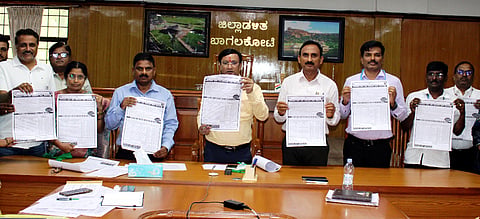 ಬಾಗಲಕೋಟೆ ಜಿಲ್ಲಾಽಕಾರಿ ಸಭಾಂಗಣದಲ್ಲಿ ಬುಧವಾರ ಮುಂಗಾರು ಹಂಗಾಮಿನ ಕರ್ನಾಟಕ ರೈತ ಸುರಕ್ಷಾ ಪಿಎಂ ಫಸಲ್ ಬಿಮಾ ಯೋಜನೆ ಅನುಷ್ಠಾನ ಕುರಿತು ಜರುಗಿದ ಜಿಲ್ಲಾ ಮಟ್ಟದ ಅನುಷ್ಠಾನ ಸಮಿತಿ ಸಭೆಯಲ್ಲಿ ಜಿಲ್ಲಾಽಕಾರಿ ಸಂಗಪ್ಪ ಅವರು ಪ್ರಚಾರದ ಕರಪತ್ರಗಳನ್ನು ಬಿಡುಗಡೆ ಮಾಡಿದರು. ಜಂಟಿ ಕೃಷಿ ನಿರ್ದೇಶಕ ಟಿ.ಎಸ್.ರುದ್ರೇಶಪ್ಪ, ತೋಟಗಾರಿಕೆ ಜಂಟಿ ನಿರ್ದೇಶಕ ರವೀಂದ್ರ ಹಕಾಟಿ, ಜಿಲ್ಲಾ ಲೀಡ್ ಬ್ಯಾಂಕ್ ಮ್ಯಾನೇಜರ್ ರಾಜಕುಮಾರ ಹೂಗಾರ ಮತ್ತಿತರರು ಇದ್ದರು.