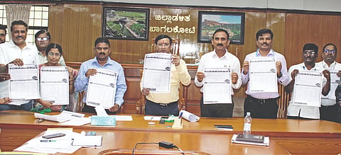 ಬಾಗಲಕೋಟೆ ಜಿಲ್ಲಾಧಿಕಾರಿ ಸಭಾಂಗಣದಲ್ಲಿ ಮುಂಗಾರು ಹಂಗಾಮಿನ ಕರ್ನಾಟಕ ರೈತ ಸುರಕ್ಷಾ ಪಿಎಂ ಫಸಲ್ ಬಿಮಾ ಯೋಜನೆ ಅನುಷ್ಠಾನ ಕುರಿತು ಜರುಗಿದ ಜಿಲ್ಲಾಮಟ್ಟದ ಅನುಷ್ಠಾನ ಸಮಿತಿ ಸಭೆಯಲ್ಲಿ ಜಿಲ್ಲಾಧಿಕಾರಿ ಸಂಗಪ್ಪ ಅವರು ಪ್ರಚಾರದ ಕರಪತ್ರಗಳನ್ನು ಬಿಡುಗಡೆ ಮಾಡಿದರು. ಜಂಟಿ ಕೃಷಿ ನಿರ್ದೇಶಕ ಟಿ.ಎಸ್.ರುದ್ರೇಶಪ್ಪ, ತೋಟಗಾರಿಕೆ ಜಂಟಿ ನಿರ್ದೇಶಕ ರವೀಂದ್ರ ಹಕಾಟಿ, ಜಿಲ್ಲಾ ಲೀಡ್ ಬ್ಯಾಂಕ್ ಮ್ಯಾನೇಜರ್ ರಾಜಕುಮಾರ ಹೂಗಾರ ಮತ್ತಿತರರಿದ್ದರು.