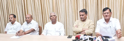 ಬಾಗಲಕೋಟೆ ಬಿವಿವಿ ಸಂಘದ ಮಿನಿ ಸಭಾ ಭವನದಲ್ಲಿ ಮಂಗಳವಾರ ಸುದ್ದಿಗೋಷ್ಠಿಯಲ್ಲಿ ಸಂಘದ ಕಾರ್ಯಾಧ್ಯಕ್ಷ ಐಟಿಇಪಿ ಕೋರ್ಸ್ ಬಗ್ಗೆ ಮಾಹಿತಿ ನೀಡಿದರು. ಮಹೇಶ ಅಥಣಿ, ಗುರುಬಸವ ಸೂಳಿಭಾವಿ ಮತ್ತಿತರರು ಇದ್ದರು.
