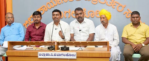 ಬಾಗಲಕೋಟೆ ನಗರದಲ್ಲಿ ಶುಕ್ರವಾರ ಸುದ್ದಿಗೋಷ್ಠಿಯಲ್ಲಿ ನರಗುಂದ ಚಲೋ ಬಗ್ಗೆ ಮುಖಂಡ ಯಲ್ಲಪ್ಪ ಹೆಗಡೆ ಮಾಹಿತಿ ನೀಡಿದರು. ಹನಮಂತಪ್ಪ ಅಪ್ಪಣ್ಣವರ, ರಾಜಭಕ್ಷ ಜಮಾದಾರ ಮತ್ತಿತರರು ಇದ್ದರು.