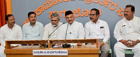 ಬಾಗಲಕೋಟೆ ನಗರದಲ್ಲಿ ಶುಕ್ರವಾರ ಸುದ್ದಿಗೋಷ್ಠಿಯಲ್ಲಿ ಕಾಂಗ್ರೆಸ್ ಪಕ್ಷದ ಜಿಲ್ಲಾ ಅಧ್ಯಕ್ಷ ಎಸ್.ಜಿ.ನಂಜಯ್ಯನಮಠ ಮಾತನಾಡಿದರು. ನಾಗರಾಜ ಹದ್ಲಿ, ಚಂದ್ರಶೇಖರ ರಾಠೋಡ ಮತ್ತಿತರರು ಇದ್ದರು.