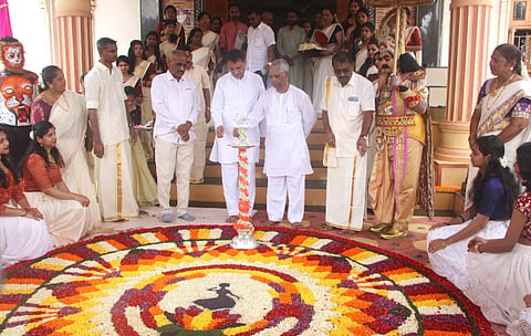 ಬಾಗಲಕೋಟೆ ಬಿವಿವಿ ಸಂಘದ ಮೆಡಿಕಲ್ ಕಾಲೇಜ ಆವರಣದಲ್ಲಿ ಮಂಗಳವಾರ ಆಯೋಜಿಸಿದ್ದ ಕೇರಳದ ಓಣಂ ಹಬ್ಬಕ್ಕೆ ಸಂಘದ ಕಾರ್ಯಾಧ್ಯಕ್ಷ ವೀರಣ್ಣ ಚರಂತಿಮಠ ಚಾಲನೆ ನೀಡಿದರು. ಮಹೇಶ ಅಥಣಿ, ಅಶೋಕ ಸಜ್ಜನ, ಪ್ರಾಚಾರ್ಯ ದಿಲೀಪ್ ನಾಟೆಕರ್ ಇತರರು ಇದ್ದರು.