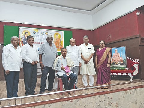 ಬಾಗಲಕೋಟೆ ವಿದ್ಯಾಗಿರಿಯ ಕುಮಾರೇಶ್ವರ ವಿಶ್ವಧರ್ಮ ಶಾಂತಾಶ್ರಮದಲ್ಲಿ ನಡೆದ 49ನೇ ಮಾಸಿಕ ಶರಣ ಚಿಂತನಗೋಷ್ಠಿಯಲ್ಲಿ ಸಾಹಿತಿ ಲಕ್ಷ್ಮಣ ಬಾದಾಮಿ ಅವರನ್ನು ಸನ್ಮಾನಿಸಲಾಯಿತು. ಜಿ.ಎನ್.ಪಾಟೀಲ, ಶ್ರೀಶೈಲ ಕರಿಶಂಕರಿ ಮತ್ತಿತರರಿದ್ದರು.