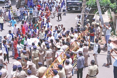 ಬಾಗಲಕೋಟೆ ಪಟ್ಟಣ ಅಭಿವೃದ್ಧಿ ಪ್ರಾಧಿಕಾರದಲ್ಲಿ ಭ್ರಷ್ಟಾಚಾರ ನಡೆದಿದ್ದು, ಭ್ರಷ್ಟಾಚಾರ ನಿರ್ಮೂಲನಾ ಕಾಯ್ದೆ ಅಡಿ ಪ್ರಕರಣ ದಾಖಲು ಮಾಡುವಂತೆ ಆಗ್ರಹಿಸಿ ಗುರುವಾರ ಡಿಎಸ್‌ಎಸ್ (ಭೀಮವಾದ) ಸದಸ್ಯರು ಲೋಕಾಯುಕ್ತ ಕಚೇರಿಗೆ ಮುತ್ತಿಗೆ ಹಾಕಲು ಯತ್ನಿಸಿದಾಗ ಅವರನ್ನು ಪೊಲೀಸರು ತಡೆದರು.