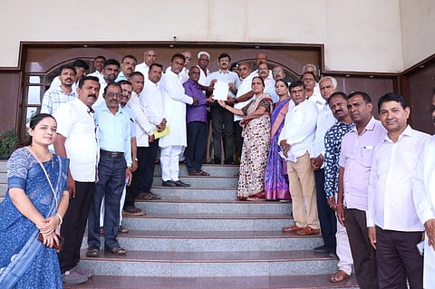 ಬಣಜಿಗ ಸಮಾಜಕ್ಕೆ ಶಿಕ್ಷಣ ಹಾಗೂ ಉದ್ಯೋಗ ಈ ಎರಡೂ ಮೀಸಲಾತಿಗಾಗಿ ಪ್ರವರ್ಗ ೨ ಎ ಗೆ ಸೇರಿಸುವಂತೆ ಆಗ್ರಹಿಸಿ ಮಂಗಳವಾರ ಬಾಗಲಕೋಟೆಯಲ್ಲಿ ತಾಲೂಕು ಬಣಜಿಗ ಸಮಾಜದ ವತಿಯಿಂದ ಜಿಲ್ಲಾಡಳಿತದ ಮುಖಾಂತರ ರಾಜ್ಯ ಸರ್ಕಾರದ ಮುಖ್ಯ ಕಾರ್ಯದರ್ಶಿಗೆ ಮನವಿ ಪತ್ರ ಸಲ್ಲಿಸಿದರು.
