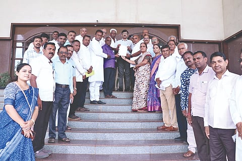 ಬಾಗಲಕೋಟೆಯಲ್ಲಿ ತಾಲೂಕು ಬಣಜಿಗ ಸಮಾಜದ ವತಿಯಿಂದ ಬಣಜಿಗ ಸಮಾಜಕ್ಕೆ ಪ್ರವರ್ಗ 2 ಎ ಗೆ ಸೇರಿಸುವಂತೆ ಆಗ್ರಹಿಸಿ ಮಂಗಳವಾರ ಜಿಲ್ಲಾಡಳಿತದ ಮುಖಾಂತರ ರಾಜ್ಯ ಸರ್ಕಾರದ ಮುಖ್ಯ ಕಾರ್ಯದರ್ಶಿಗೆ ಮನವಿ ಸಲ್ಲಿಸಲಾಯಿತು. ಬಿಟಿಡಿಎ ಅಧ್ಯಕ್ಷ ಪ್ರಕಾಶ ತಪಶೆಟ್ಟಿ, ಕರ್ನಾಟಕ ರಾಜ್ಯ ಬಣಜಿಗ ಸಮಾಜದ ಕ್ಷೇಮಾಭಿವೃದ್ಧಿ ಸಂಘದ ಬಾಗಲಕೋಟೆ ಜಿಲ್ಲಾ ಘಟಕದ ಅಧ್ಯಕ್ಷ ಹೊಳಬಸು ಬಾಳಶೆಟ್ಟರ, ತಾಲೂಕಾಧ್ಯಕ್ಷ ವೀರಭದ್ರಪ್ಪ ಅಂಗಡಿ ಮತ್ತಿತರರಿದ್ದರು.