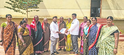 ಬಾಗಲಕೋಟೆ ನವನಗರದ ಸೆಕ್ಟರ್ ನಂ. 47ರ ರಾಜ್ಯ ಬೀಜ ನಿಗಮದಿಂದ ಹೊರ ಬರುವ ಅಧಿಕ ಶಬ್ದವನ್ನು ನಿಯಂತ್ರಿಸಬೇಕೆಂದು ಆಗ್ರಹಿಸಿ ಮುಚಖಂಡಿ ಅತಿಥಿ ಬಡಾವಣೆ ನಿವಾಸಿಗಳು ಬುಧವಾರ ಪ್ರತಿಭಟನೆ ನಡೆಸಿ, ನಿಗಮದ ವ್ಯವಸ್ಥಾಪಕ ಆಶೀಪ್ ಅವರಿಗೆ ಮನವಿ ಸಲ್ಲಿಸಿದರು. ನ್ಯಾಯವಾದಿ ಎಸ್.ಪಿ. ಹೂವಿನಹಳ್ಳಿ, ಎಂ.ಎಲ್. ಅಂಬಿಗೇರ, ದ್ರಾಕ್ಷಾಯಣಿ ಹೆರಕಣ್ಣವರ, ಈರವ್ವ ಬಣಕಾರ, ಚಂದ್ರವ್ವ ಅಂತಾಪುರ, ಬಸಪ್ಪ ಶಿಕ್ಕೇರಿ ಇತರರಿದ್ದರು.