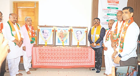 ಬಾಗಲಕೋಟೆ ಉಪ ಚುನಾವಣೆ ಹಿನ್ನೆಲೆಯಲ್ಲಿ ಬುಧವಾರ ನವನಗರದ ಜಿಲ್ಲಾ ಬಿಜೆಪಿ ಕಾರ್ಯಾಲಯದಲ್ಲಿ ನಡೆದ ಪೂರ್ವಭಾವಿ ಸಭೆಯನ್ನು ಭಾರತ ಮಾತಾ ಭಾವಚಿತ್ರಕ್ಕೆ ಪುಷ್ಪಾಂಜಲಿ ಸಲ್ಲಿಸುವ ಮೂಲಕ ಚಾಲನೆ ನೀಡಲಾಯಿತು. ಬಿಜೆಪಿ ರಾಜ್ಯ ಪ್ರಧಾನ ಕಾರ್ಯದರ್ಶಿ ಪಿ. ರಾಜೀವ, ಸಂಸದ ಗೋವಿಂದ ಕಾರಜೋಳ, ಜಿಲ್ಲಾಧ್ಯಕ್ಷ ಶಾಂತಗೌಡ ಪಾಟೀಲ, ಮಾಜಿ ಶಾಸಕರಾದ ವೀರಣ್ಣ ಚರಂತಿಮಠ, ದೊಡ್ಡನಗೌಡ ಪಾಟೀಲ ಚಿತ್ರದಲ್ಲಿದ್ದಾರೆ.