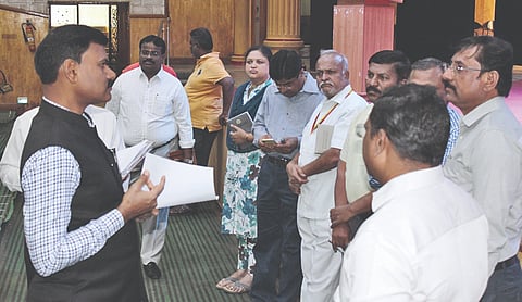 ಬಾಗಲಕೋಟೆ ಕಲಾ ಭವನದಲ್ಲಿ ಫೆ.20ರಂದು ನಡೆಯುವ ಜಿಲ್ಲಾ ಗ್ಯಾರಂಟಿ ಉತ್ಸವದ ಪೂರ್ವ ಸಿದ್ಧತೆಯನ್ನು ಜಿ.ಪಂ. ಸಿಇಒ ಶಶಿಧರ ಕುರೇರ ನೇತೃತ್ವದಲ್ಲಿ ಅಧಿಕಾರಿಗಳು ಬುಧವಾರ ಪರಿಶೀಲಿಸಿದರು. ಜಿ.ಪಂ. ಉಪ ಕಾರ್ಯದರ್ಶಿ ಎನ್.ವೈ. ಬಸರಿಗಿಡದ, ಆಹಾರ ಇಲಾಖೆಯ ಜಂಟಿ ನಿರ್ದೇಶಕ ಶ್ರೀಶೈಲ ಕಂಕಣವಾಡಿ, ಮಹಿಳಾ ಮತ್ತು ಮಕ್ಕಳ ಅಭಿವೃದ್ಧಿ ಇಲಾಖೆಯ ಉಪನಿರ್ದೇಶಕ ಕೆ. ಪ್ರಭಾಕರ ಇತರರಿದ್ದರು.