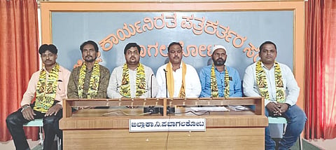 ಬಾಗಲಕೋಟೆಯ ಪ್ರೆಸ್‌ಕ್ಲಬ್‌ನಲ್ಲಿ ಹಮ್ಮಿಕೊಂಡಿದ್ದ ಸುದ್ದಿಗೋಷ್ಠಿಯಲ್ಲಿ ರಾಜ್ಯೋತ್ಸವ ಹಾಗೂ ಟಿಪ್ಪು ಜಯಂತಿ ಜನಜಾಗೃತಿ ಸಮಾವೇಶದ ಬಗ್ಗೆ ಟಿಪ್ಪು ಸುಲ್ತಾನ್ ಅಭಿಮಾನಿಗಳ ವೇದಿಕೆಯ ಪ್ರ. ಕಾರ್ಯದರ್ಶಿ ಮಹಮ್ಮದ್ ಯಾಸೀನ್ ನದಾಫ್ ವಿವರಿಸಿದರು. ಅಮರ ಪುಣೇಕರ, ಅಬ್ದುಲ್ ಗಾರ ಕೊರ್ತಿ ಇತರರಿದ್ದರು.