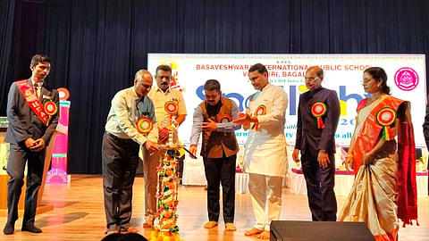  ಬಾಗಲಕೋಟೆ ನಗರದ ಬಿವಿವಿ ಸಂಘದ ಬಸವೇಶ್ವರ ಇಂಜಿನಿಯರಿಂಗ್ ಕಾಲೇಜಿನ ನೂತನ ಸಭಾಭವನದಲ್ಲಿ ಭಾನುವಾರ ಹಮ್ಮಿಕೊಂಡಿದ್ದ ಬಸವೇಶ್ವರ ಸಿಬಿಎಸ್‌ಇ  ಶಾಲೆಯ ಎರಡು ದಿನಗಳ ವಾರ್ಷಿಕೋತ್ಸವ ಸ್ಪಾಟ್‌ಲೈಟ್ ಕಾರ್ಯಕ್ರಮಕ್ಕೆ ಜಿಲ್ಲಾ ಪೊಲೀಸ್ ವರಿಷ್ಠಾಧಿಕಾರಿ ಸಿದ್ಧಾರ್ಥ ಗೋಯಲ್ ಚಾಲನೆ ನೀಡಿದರು. ಬಿವಿವಿ ಸಂಘದ ಗೌರವ ಕಾರ್ಯದರ್ಶಿ ಮಹೇಶ ಅಥಣಿ ಅಧ್ಯಕ್ಷತೆ ವಹಿಸಿದ್ದರು.  ಶಾಲಾ ಆಡಳಿತ ಮಂಡಳಿಯ ಕಾರ್ಯಾಧ್ಯಕ್ಷ ಮಹಾಂತೇಶ ಶೆಟ್ಟರ, ಪ್ರಾಂಶುಪಾಲ ಸಿ.ಬಿ ಸುರೇಶ್ ಹೆಗ್ಡೆ, ಉಪಪ್ರಾಂಶುಪಾಲ ಮಂಗಳಗೌರಿ ಹೆಗ್ಡೆ ಇದ್ದರು.  