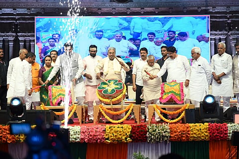 ಬಾದಾಮಿ ಪಟ್ಟಣದ ಇಮ್ಮಡಿ ಪುಲಕೇಶಿ ವೇದಿಕೆಯಲ್ಲಿ ಭಾನುವಾರ ಸಂಜೆ ಮೂರು ದಿನಗಳ ಚಾಲುಕ್ಯ ಉತ್ಸವಕ್ಕೆ ಮುಖ್ಯಮಂತ್ರಿ ಸಿದ್ದರಾಮಯ್ಯ ಅವರು ನಗಾರಿ ಭಾರಿಸುವ ಮೂಲಕ ಚಾಲನೆ ನೀಡಿದರು. ಸಚಿವರಾದ ಭೈರತಿ ಸುರೇಶ್, ಶಿವರಾಜ ತಂಗಡಗಿ, ಆರ್.ಬಿ.ತಿಮ್ಮಾಪುರ ಸೇರಿದಂತೆ ಮತ್ತಿತರರು ಇದ್ದರು.
