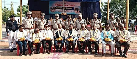 ಬಾಗಲಕೋಟೆ ನವನಗರದ ಪೊಲೀಸ್ ಕವಾಯತ್ ಮೈದಾನದಲ್ಲಿ ಗುರುವಾರ ಹಮ್ಮಿಕೊಂಡಿದ್ದ ಪೊಲೀಸ್ ಧ್ವಜಾ ದಿನಾಚರಣೆ ಕಾರ್ಯಕ್ರಮದಲ್ಲಿ ನಿವೃತ್ತ ಡಿವೈಎಸ್‌ಪಿ ಮಂಜುನಾಥ ಗಂಗಲ ಮಾತನಾಡಿದರು. ಜಿಲ್ಲಾ ಪೊಲೀಸ್ ವರಿಷ್ಠಾಧಿಕಾರಿ ಸಿದ್ಧಾರ್ಥ ಗೋಯಲ್, ಅಪರ ಪೊಲೀಸ್ ಅಧೀಕ್ಷಕ ಎಂ.ಜಗದೀಶ ಸೇರಿ ಇತರರು ಉಪಸ್ಥಿತರಿದ್ದರು.