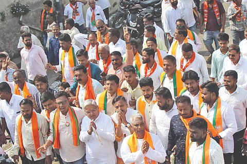 ಬಾಗಲಕೋಟೆ ನಗರದ ವಾರ್ಡ್ ನಂ. 17ರಲ್ಲಿ ಬಿಜೆಪಿ ಅಭ್ಯರ್ಥಿ ವೀರಣ್ಣ ಚರಂತಿಮಠ ಮತಯಾಚನೆ ಮಾಡಿದರು. ಸಂಸದ ಗೋವಿಂದ ಕಾರಜೋಳ, ರಾಜ್ಯಸಭಾ ಸದಸ್ಯ ನಾರಾಯಣಸಾ ಭಾಂಡಗೆ ಇದ್ದರು.