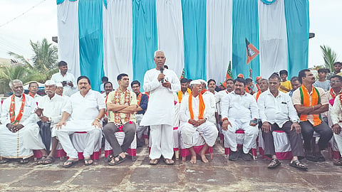 ಬಾಗಲಕೋಟೆ ತಾಲೂಕಿನ ನೀರಲಕೇರೆ ತಾಂಡಾದಲ್ಲಿ ಗುರುವಾರ ಕುಡಚಿ ಮಾಜಿ ಶಾಸಕ ಪಿ.ರಾಜೀವ ಮತಯಾಚನೆ ಮಾತನಾಡಿದರು. ಬಿಜೆಪಿ ಅಭ್ಯರ್ಥಿ ವೀರಣ್ಣ ಚರಂತಿಮಠ, ವಿ.ಪ ಮಾಜಿ ಸದಸ್ಯ ಎಂ.ಡಿ. ಲಕ್ಷ್ಮೀ ನಾರಾಯಣ, ಜಿ.ಪಂ. ಮಾಜಿ ಅಧ್ಯಕ್ಷ ಹೂವಪ್ಪ ರಾಠೋಡ, ರಂಗನಗನಗೌಡ ಗೌಡರ, ಬಲರಾಮ ನಾಯಕ್, ನಾಗರಾಜ ಪೂಜಾರಿ, ಸಂತೋಷ ಲಮಾಣಿ ಇತರರು ಇದ್ದರು.