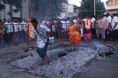 ಕಣವಿ ವೀರಭದ್ರೇಶ್ವರ ಜಾತ್ರೆ ನಿಮಿತ್ತ ನಡೆದ ಅಗ್ಗಿ ಉತ್ಸವ.