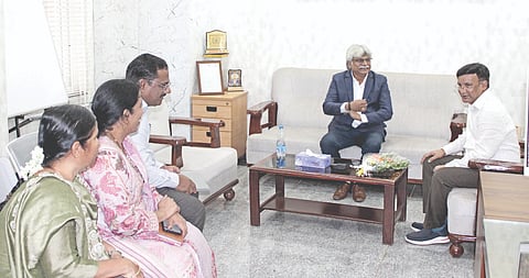 ಬಾಗಲಕೋಟೆ ಜಿಲ್ಲಾಧಿಕಾರಿಗಳ ಕಚೇರಿಗೆ ಭೇಟಿ ನೀಡಿದ್ದ ರಾಜ್ಯ ಮಕ್ಕಳ ರಕ್ಷಣಾ ಆಯೋಗದ ಸದಸ್ಯ ಜಗನ್ನಾಥ ಹಲಮಡಗಿ ಅವರು ಜಿಲ್ಲಾಧಿಕಾರಿ ಸಂಗಪ್ಪ ಜೊತೆಗೆ ಚರ್ಚೆ ನಡೆಸಿದರು. ಮಹಿಳಾ ಮತ್ತು ಮಕ್ಕಳ ಅಭಿವೃದ್ಧಿ ಇಲಾಖೆ ಉಪ ನಿರ್ದೇಶಕ ಕೆ. ಪ್ರಭಾಕರ, ಜಿಲ್ಲಾ ಹಿಂದುಳಿದ ವರ್ಗಗಳ ಕಲ್ಯಾಣಾಧಿಕಾರಿ ಪಂಕಜ, ಜಿಲ್ಲಾ ಮಕ್ಕಳ ಹಕ್ಕುಗಳ ರಕ್ಷಣಾಧಿಕಾರಿ ಡಾ. ವೀಣಾ ಇತರರಿದ್ದರು.