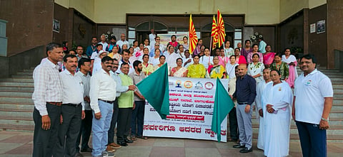 ಅಂತಾರಾಷ್ಟಿçÃಯ ಯೋಗ ದಿನಾಚರಣೆ ಹಿನ್ನಲೆಯಲ್ಲಿ ಶನಿವಾರ ಬಾಗಲಕೋಟೆ ಜಿಲ್ಲಾಡಳಿತ ಭವನದ ಎದುರು ಜಾಗೃತಿ ನಡಿಗೆಗೆ ಅಪರ ಜಿಲ್ಲಾಽಕಾರಿ ಅಶೋಕ ತೇಲಿ ಚಾಲನೆ ನೀಡಿದರು.