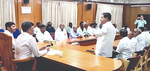 ಬಾಗಲಕೋಟೆ ಜಿಲ್ಲಾಧಿಕಾರಿ ಸಭಾಂಗಣದಲ್ಲಿ ಕಚೇರಿಯ ಸಹಾಯಕ ಅಧಿಕಾರಿ ಬಿ.ಎಸ್.ಕಡಕಬಾವಿ ಅಧ್ಯಕ್ಷತೆಯಲ್ಲಿ ಹಡಪದ ಅಪ್ಪಣ್ಣ ಜಯಂತಿಯ ಪೂರ್ವಭಾವಿ ಸಭೆ ನಡೆಯಿತು. ಕನ್ನಡ ಮತ್ತು ಸಂಸ್ಕೃತಿ ಇಲಾಖೆಯ ಸಹಾಯಕ ನಿರ್ದೇಶಕ ಸಂತೋಷ ಭೋವಿ ಹಾಗೂ ಸಮುದಾಯದ ಮುಖಂಡರಾದ ಮಲ್ಲಣ್ಣ ಚೊಳಚಗುಡ್ಡ, ಲಕ್ಷ್ಮಣ ಹಡಪದ, ಎ.ಜಿ.ಹಡಪದ ಇತರರಿದ್ದರು.