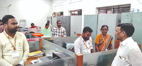 ಬಾಗಲಕೋಟೆ ತಹಸೀಲ್ದಾರ ಕಚೇರಿಗೆ ಸೋಮವಾರ ಜಿಲ್ಲಾಧಿಕಾರಿ ಸಂಗಪ್ಪ ಅವರು ಕಚೇರಿಯ ವಿವಿಧ ಶಾಖೆಗಳಿಗೆ ಭೇಟಿ ನೀಡಿ, ಕೆಲಸದ ಪ್ರಕ್ರಿಯೆ ಪರಿಶೀಲಿಸಿದರು.