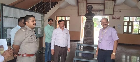 ಬಾಗಲಕೋಟೆಯಲ್ಲಿ ಭಾನುವಾರ ನೀಟ್ ಮರುಪರೀಕ್ಷೆ ನಡೆಯುವ ಹಿನ್ನೆಲೆಯಲ್ಲಿ ಶನಿವಾರ ನಗರದ ವಿವಿಧ ಪರೀಕ್ಷಾ ಕೇಂದ್ರಗಳಿಗೆ ಜಿಲ್ಲಾಽಕಾರಿ ಸಂಗಪ್ಪ ಭೇಟಿ ನೀಡಿ ಸಿದ್ಧತೆ ಪರಿಶೀಲಿಸಿದರು. ಜಿಲ್ಲಾ ಪೊಲೀಸ್ ವರಿಷ್ಠಾಽಕಾರಿ ಸಿದ್ಧಾರ್ಥ ಗೋಯಲ್ ಮತ್ತಿತರ ಅಽಕಾರಿಗಳು ಇದ್ದರು.
