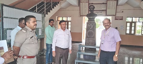 ಬಾಗಲಕೋಟೆಯಲ್ಲಿ ಭಾನುವಾರ ನೀಟ್ ಮರು ಪರೀಕ್ಷೆ ನಡೆಯುವ ಹಿನ್ನೆಲೆಯಲ್ಲಿ ಶನಿವಾರ ನಗರದ ವಿವಿಧ ಪರೀಕ್ಷಾ ಕೇಂದ್ರಗಳಿಗೆ ಜಿಲ್ಲಾಧಿಕಾರಿ ಸಂಗಪ್ಪ ಭೇಟಿ ನೀಡಿ ಸಿದ್ಧತೆ ಪರಿಶೀಲಿಸಿದರು. ಜಿಲ್ಲಾ ಪೊಲೀಸ್ ವರಿಷ್ಠಾಧಿಕಾರಿ ಸಿದ್ಧಾರ್ಥ ಗೋಯಲ್ ಮತ್ತಿತರ ಅಧಿಕಾರಿಗಳು ಇದ್ದರು.